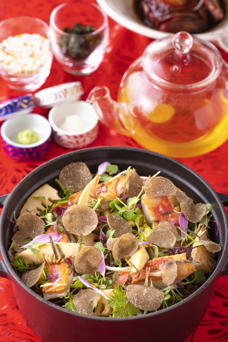 東京ディズニーランドホテル_「カンナ」_トリュフ香る金目鯛と筍のココットご飯 鰹だしと茶葉のコラーゲンスープとともに
