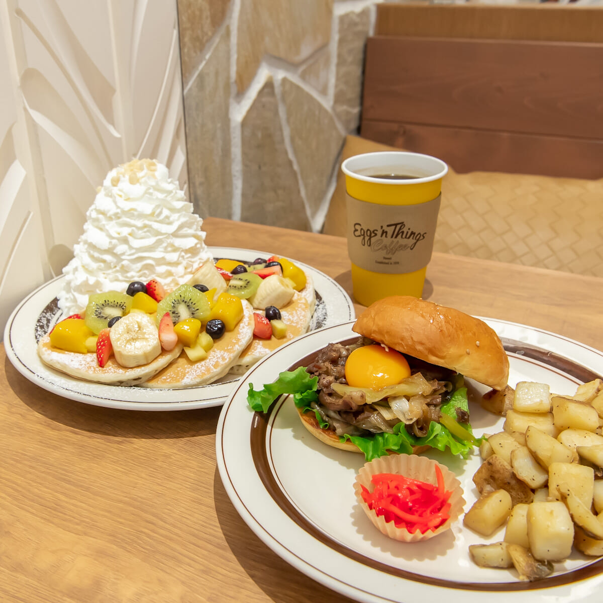 Eggs 'n Things「ハウオリフルーツパンケーキ」「黒毛和牛のSUKIYAKIバーガー」