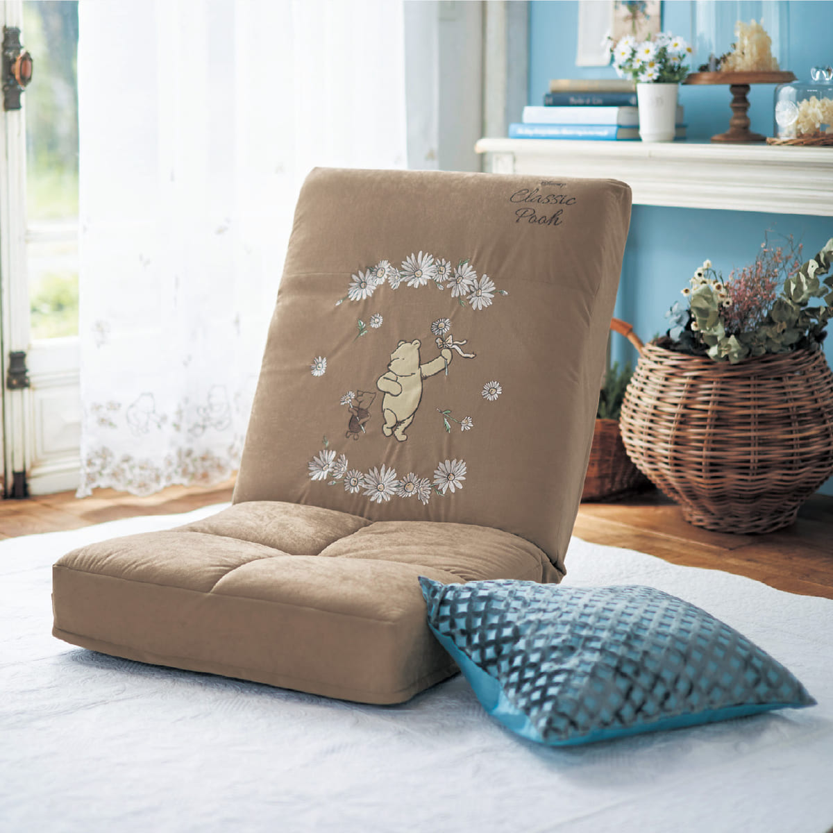 贅沢な刺繍に見惚れる、ゆったりくつろげるローソファー