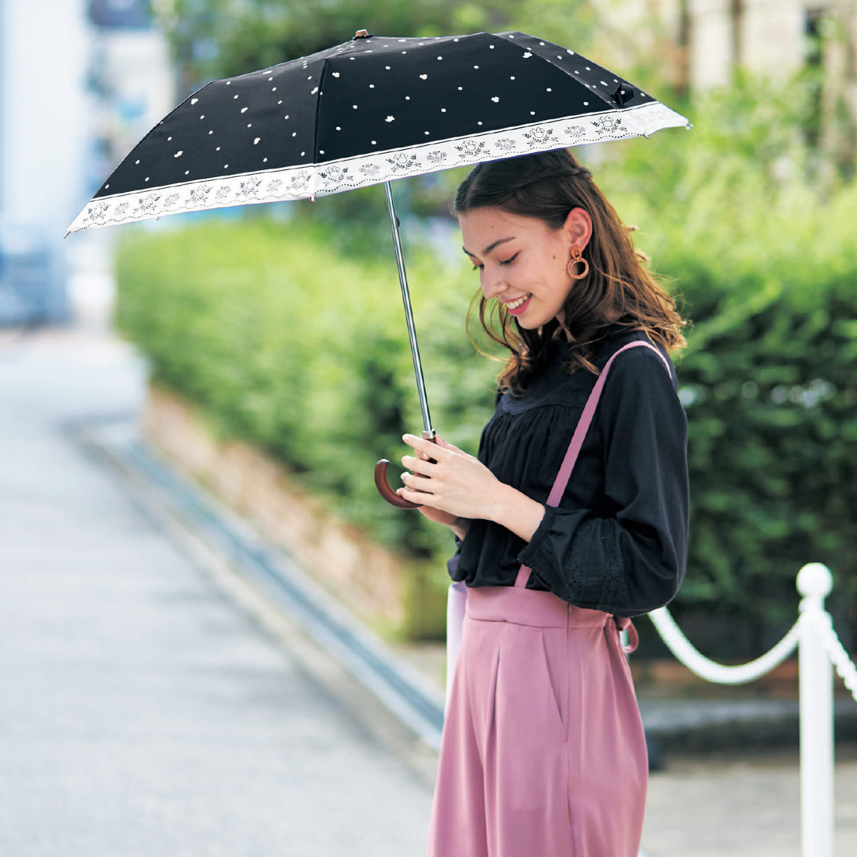 パッと水が落ちる撥水＆ＵＶカット素材の折りたたみ傘　使用イメージ
