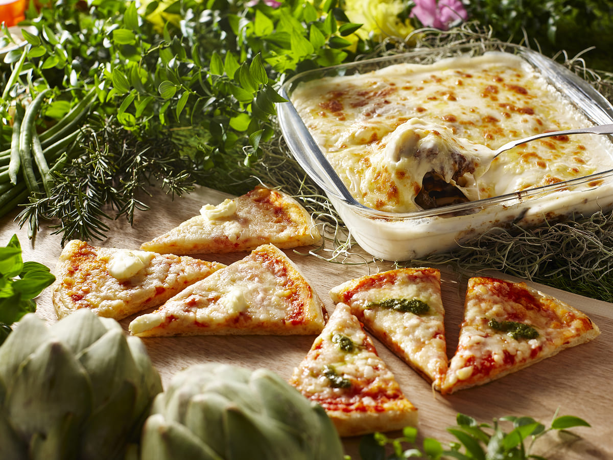 ホテル ユニバーサル ポート「春野菜とイタリアンフェア」　4種のチーズピザ、ラザニア