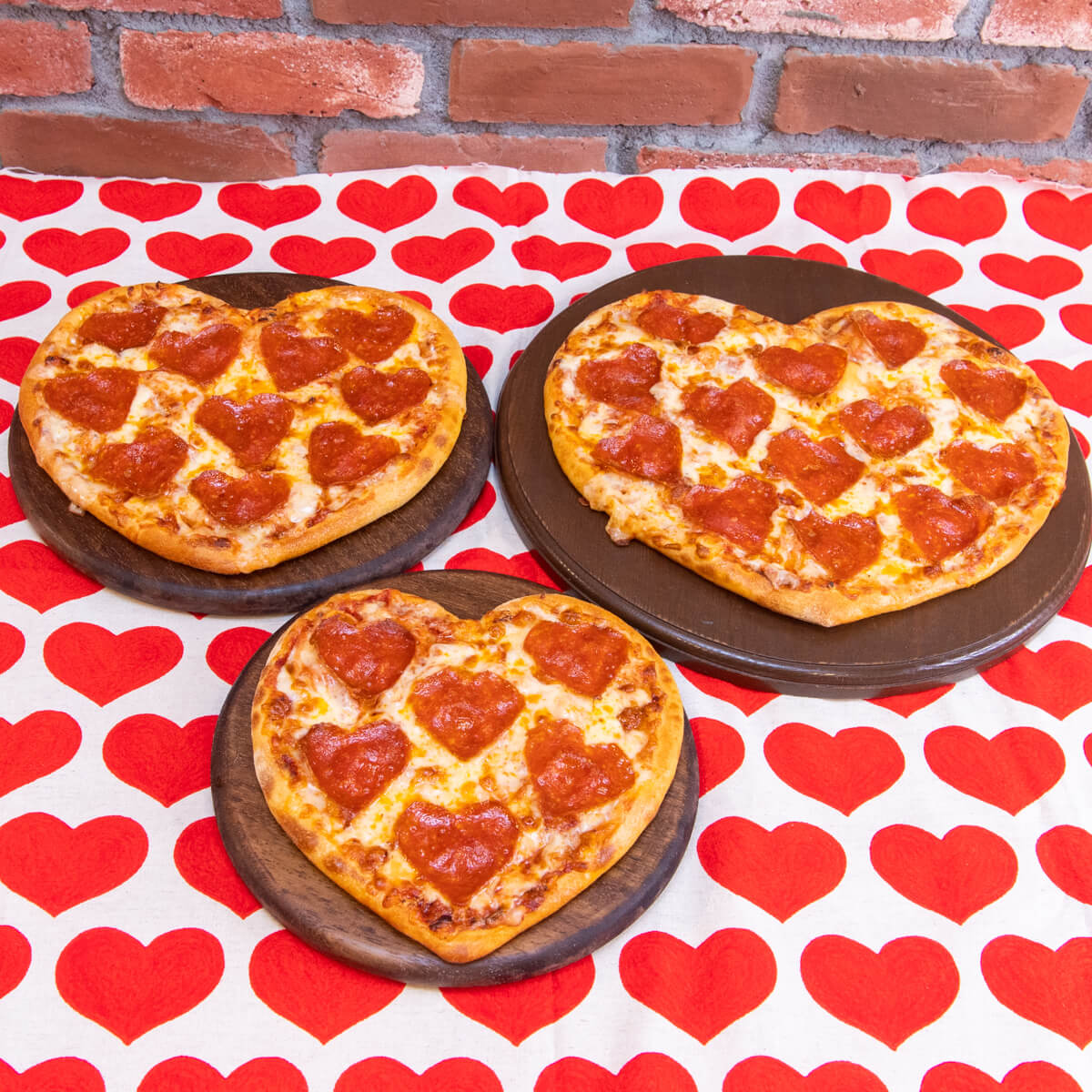 ドミノ・ピザ バレンタイン2022限定「ラブロニピザ（Love’Roni Pizza）」3サイズ