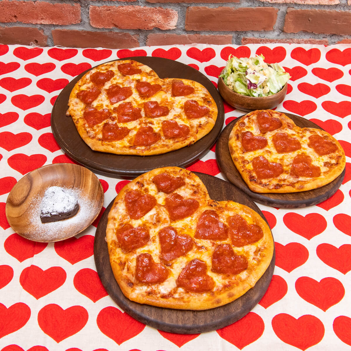 ドミノ・ピザ バレンタイン2022限定「ラブロニピザ（Love’Roni Pizza）」メイン