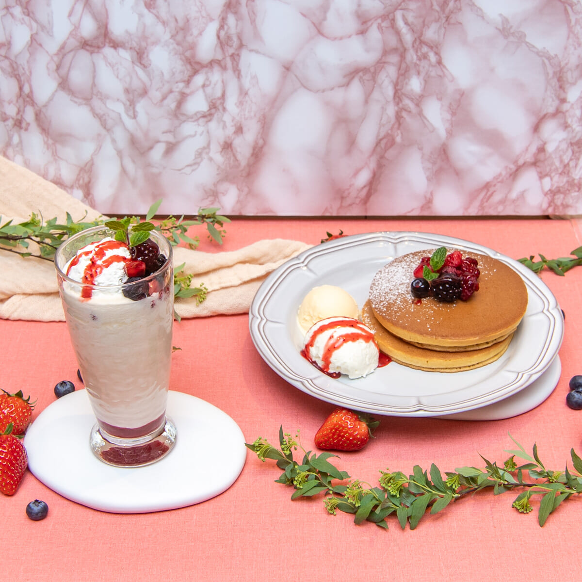珈琲館「4種のベリーのチーズフロスティ」「４種のベリー＆チーズクリームのホットケーキ