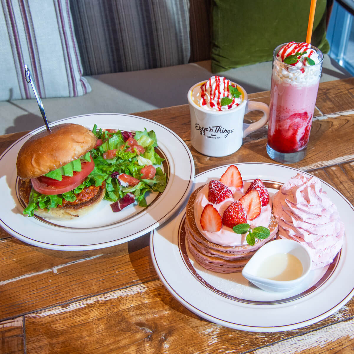 Eggs ’n Things「ストロベリーと練乳のパンケーキ」「ヴィーガンアボカドバーガー」撮影