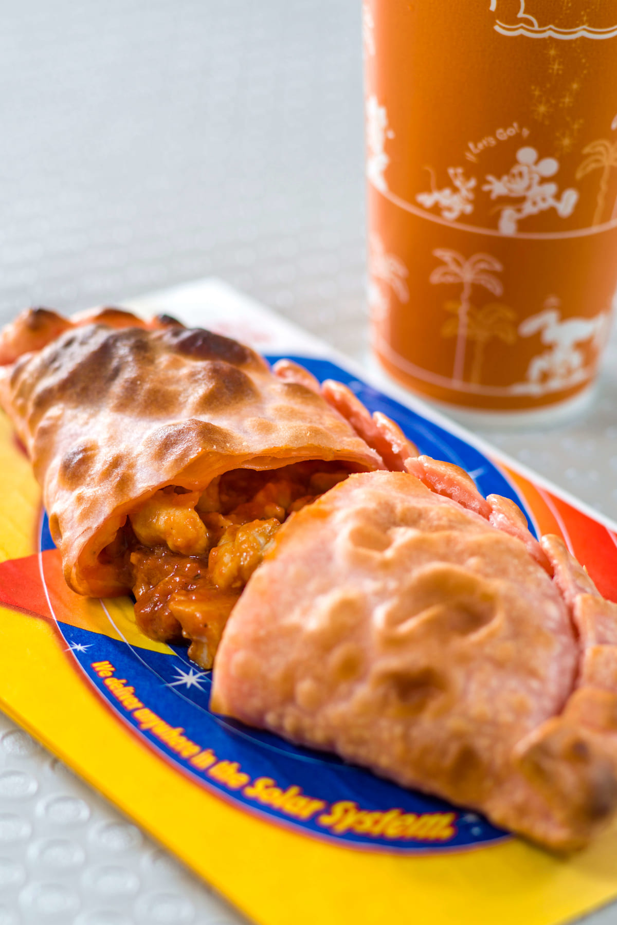 チキンとトマトのカルツォーネ