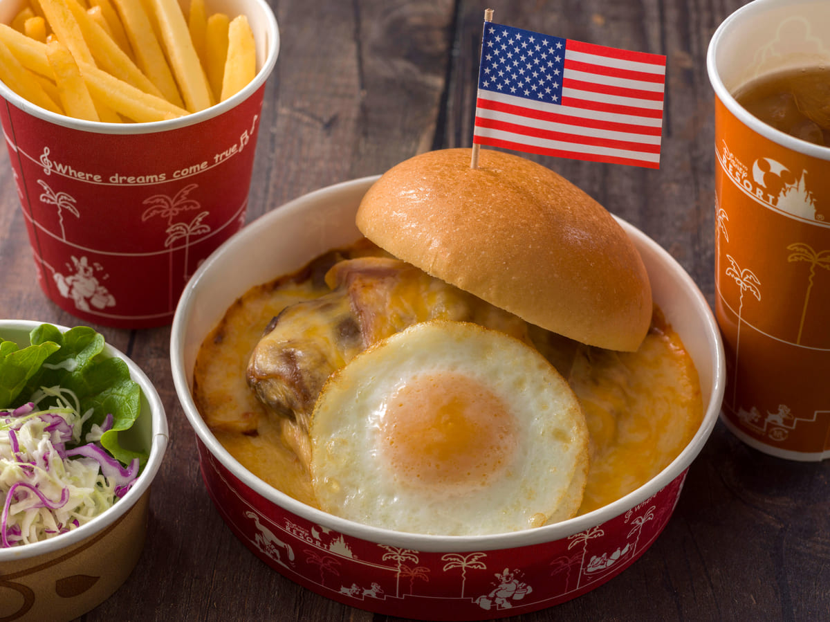 ベーコンエッグバーガー　グラタン仕立て、コールスロー付き