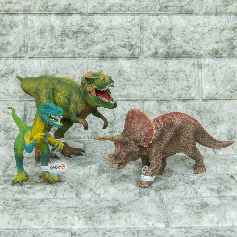 シュライヒコラボ「恐竜ルーム」宿泊プラン　スーベニアフィギュア
