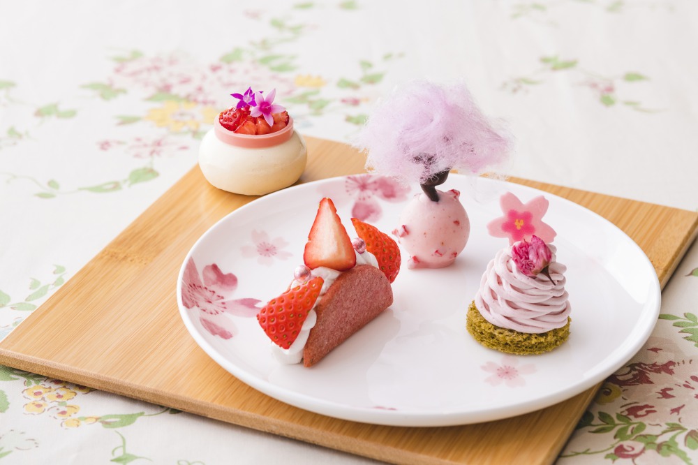 「Strawberry & Sakura Afternoon Tea（ストロベリー&桜 アフタヌーンティー）」デザート2