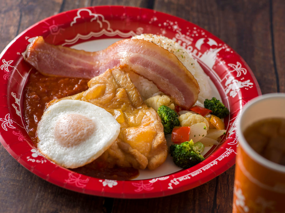 チキンのオーブン焼き、ベーコン、エッグ、ライス添え　