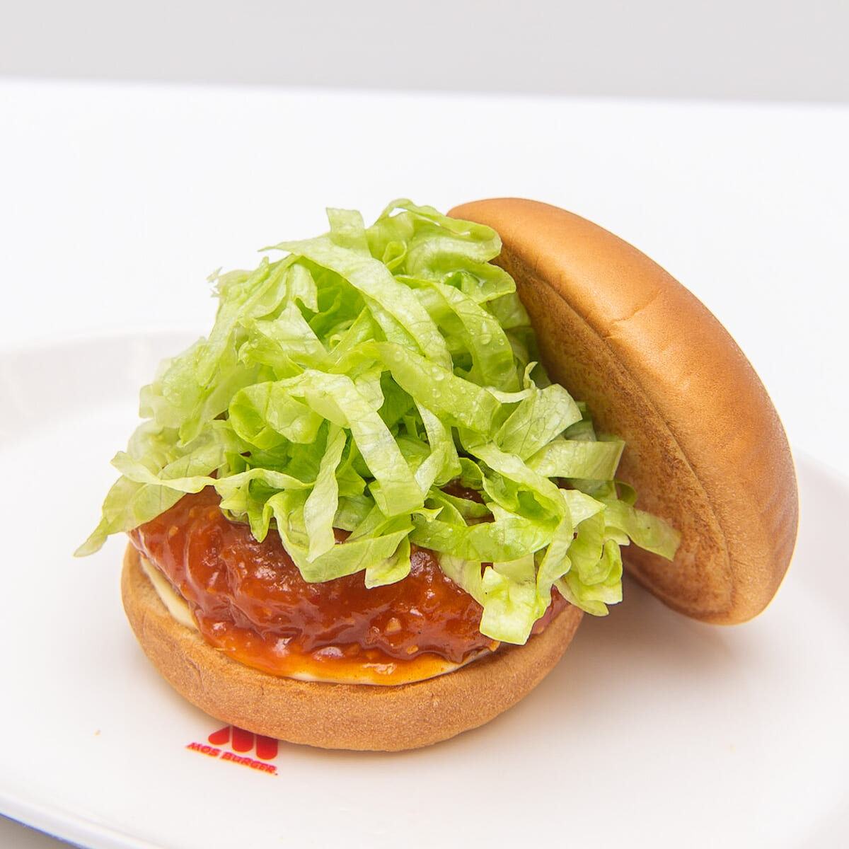 中華料理の定番をハンバーガーにアレンジ！モスバーガー「海老チリ風バーガー」