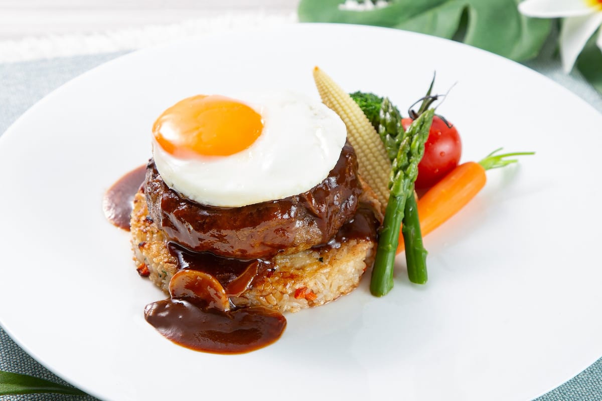 ロコモコデミグラスソースフライドライスケーキと目玉焼き添え