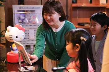 「HELLO KITTY ROBOT（ハローキティロボット）」案内機能