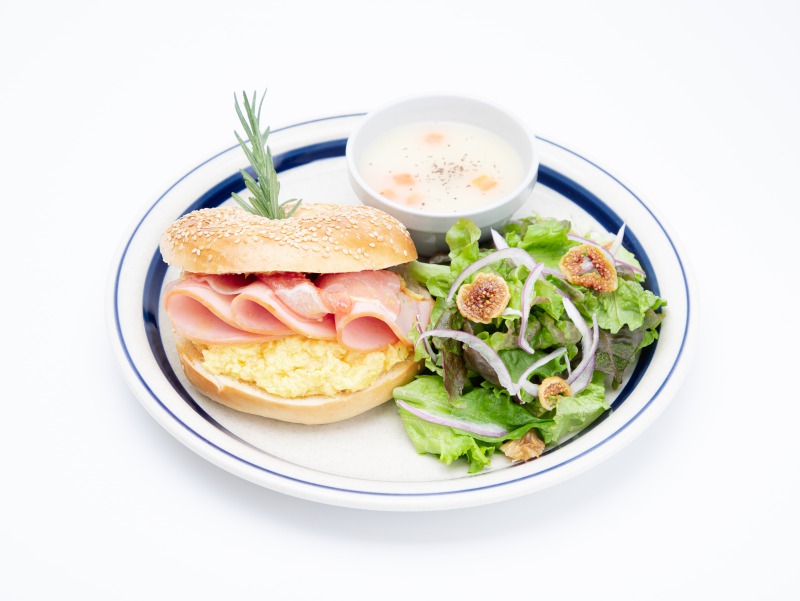 2種のハム＆スクランブルエッグのピーナッツバターサンド