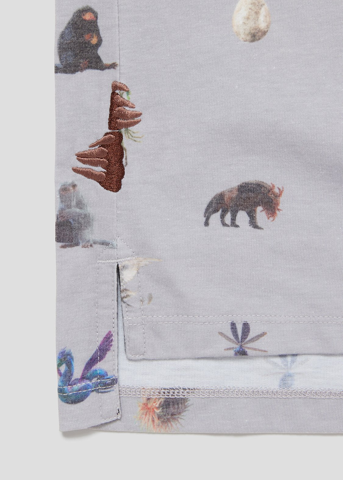 グラニフ「ファンタスティック・ビースト」Tシャツ「魔法動物 パターン」デザインアップ