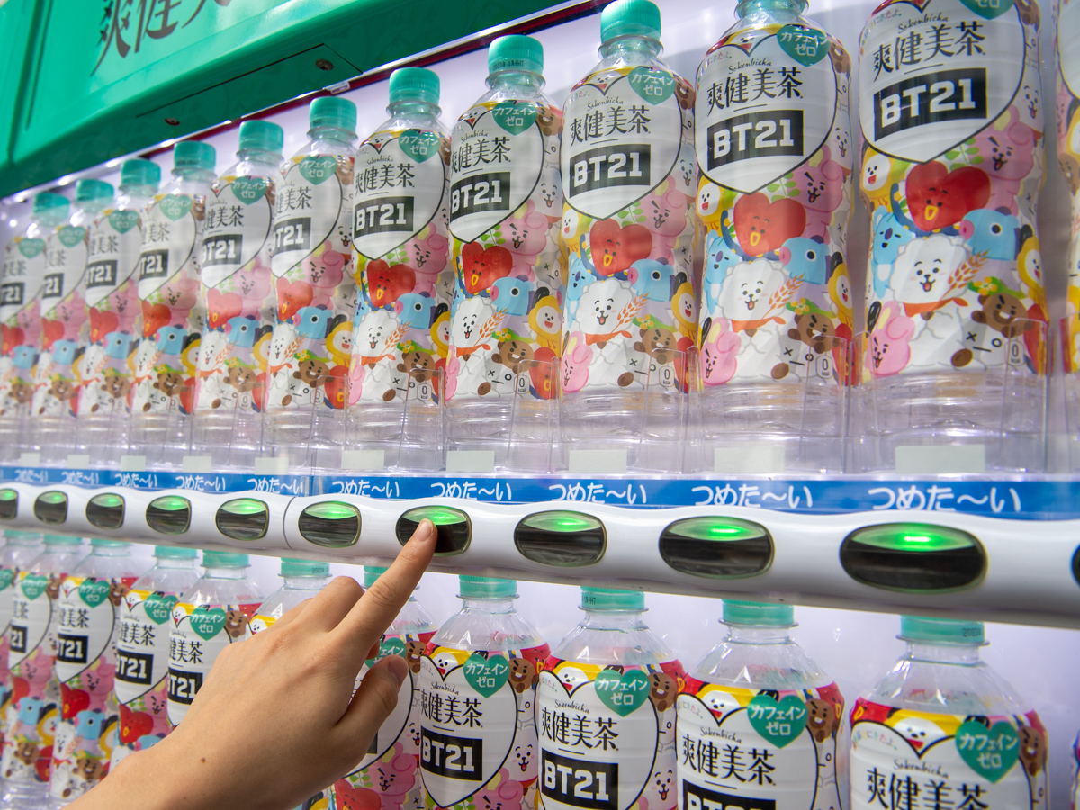 爽健美茶「BT21」限定デザインボトルのサンプリングイベント　自動販売機3