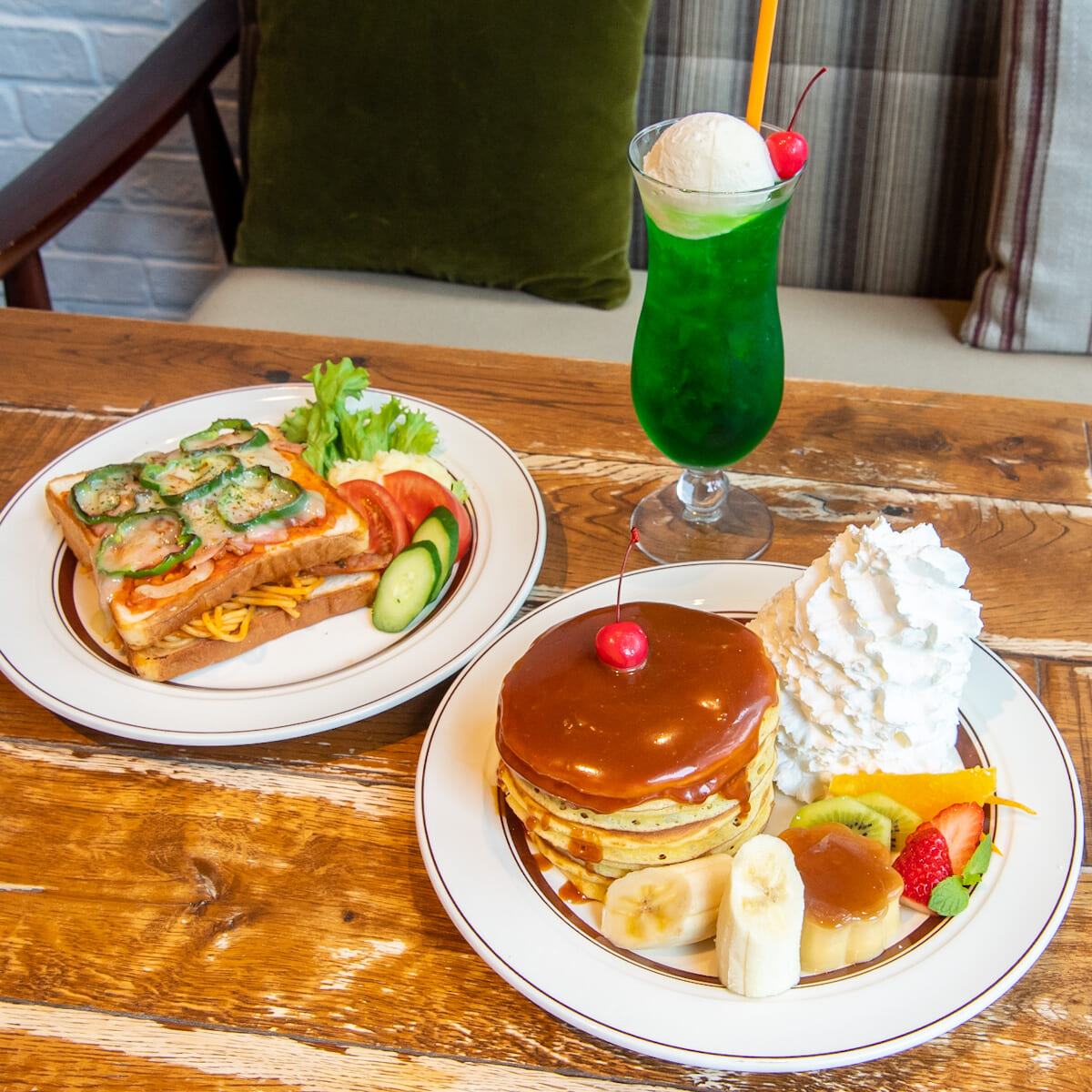 Eggs ’n Things「なつかしのパンケーキ・ア・ラ・モード」「ナポリタンinピザトースト」撮影画像1