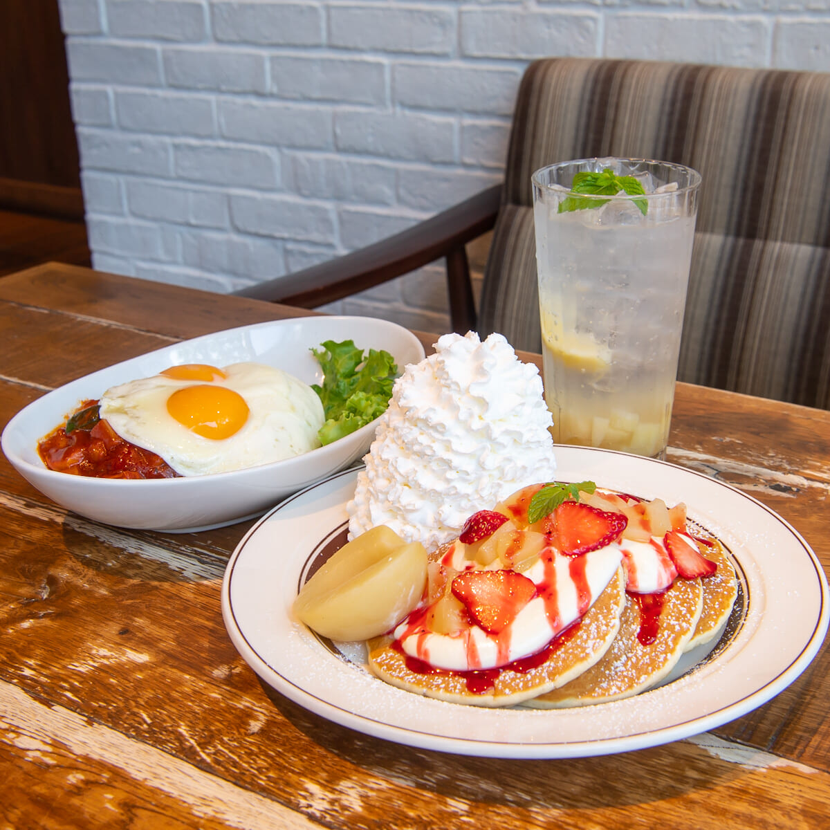Eggs ’n Things「白桃とイチゴのパンケーキ」「マサラカレーと桃のロコ・モコ」