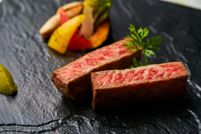 鳥取県産黒毛和牛の炭火焼ステーキ