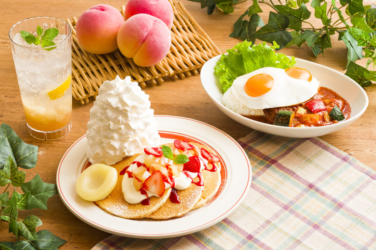 Eggs ’n Things「白桃とイチゴのパンケーキ」「マサラカレーと桃のロコ・モコ」