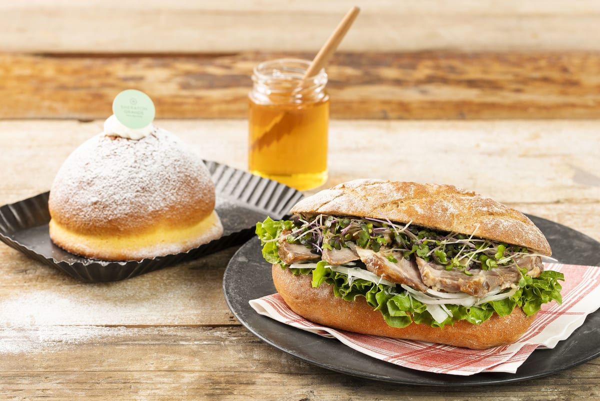 千葉県産はちみつカスタードのクリームパン（左）／チバザポークと金山寺みそのサンドイッチ（右）