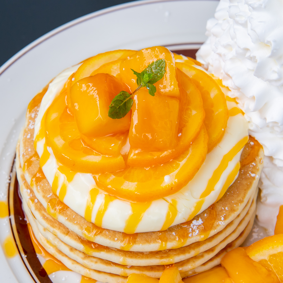Eggs ’n Things「マンゴーとオレンジのパンケーキ」2