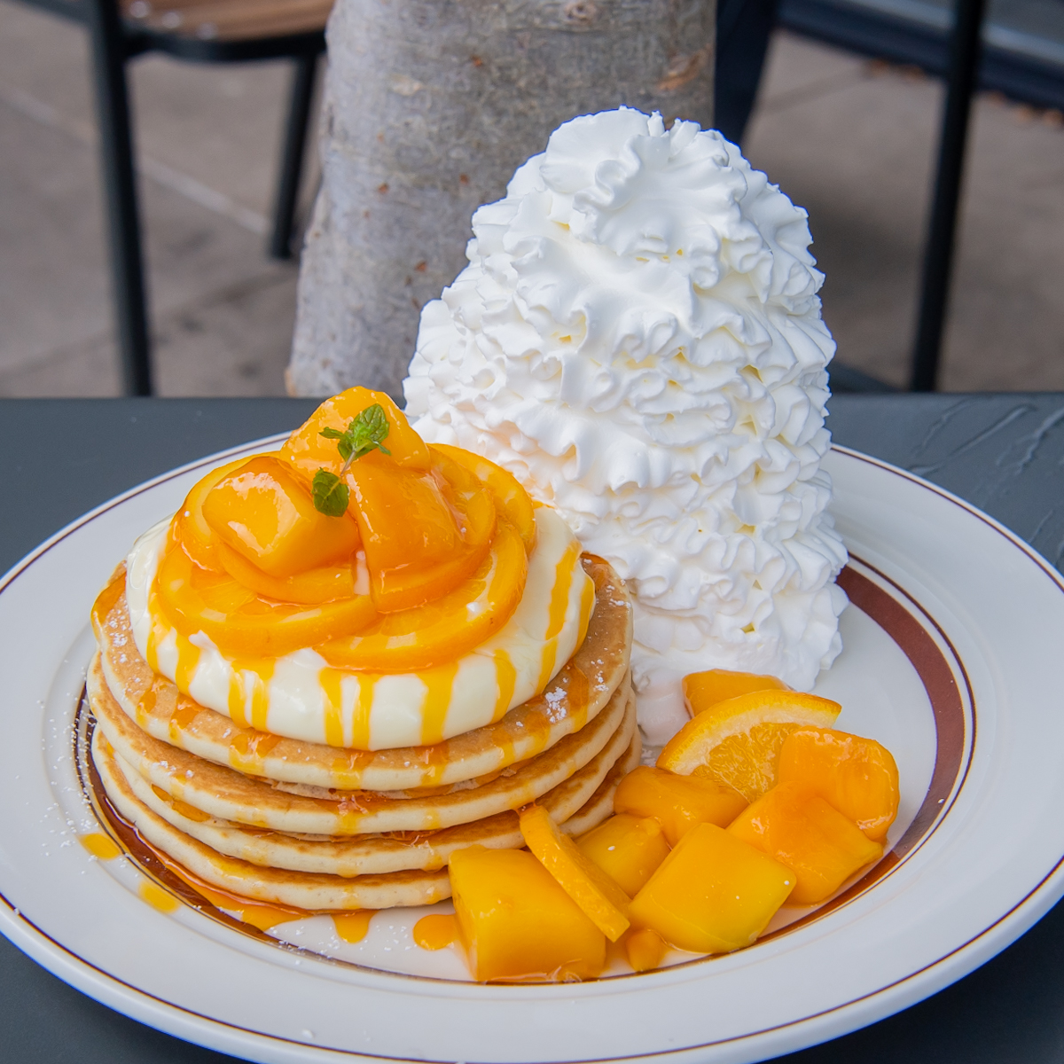 Eggs ’n Things「マンゴーとオレンジのパンケーキ」