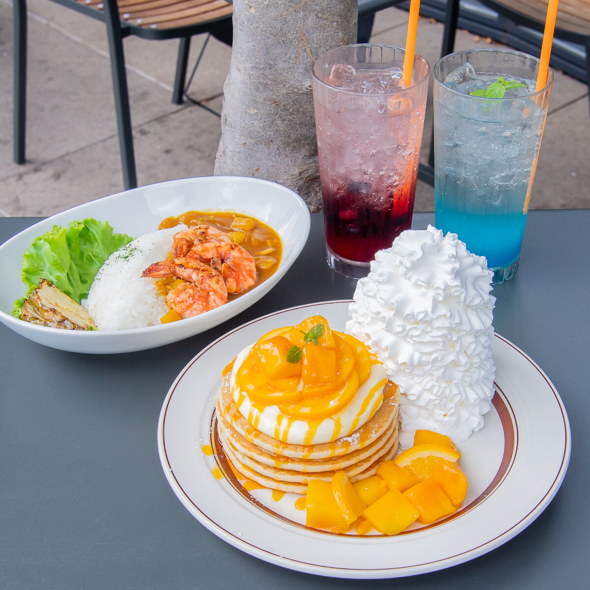 Eggs ’n Things「マンゴーとオレンジのパンケーキ」「ハワイアンガーシュリカレー」