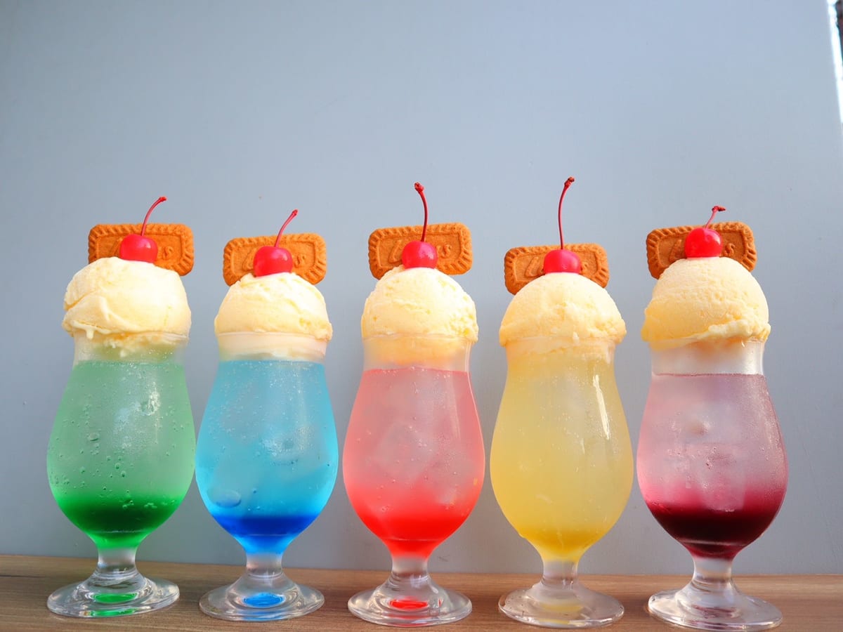 ミルクセーキを乗せたレトロなドリンク ブランチ オットー 出島 ミルクリームソーダ Dtimes