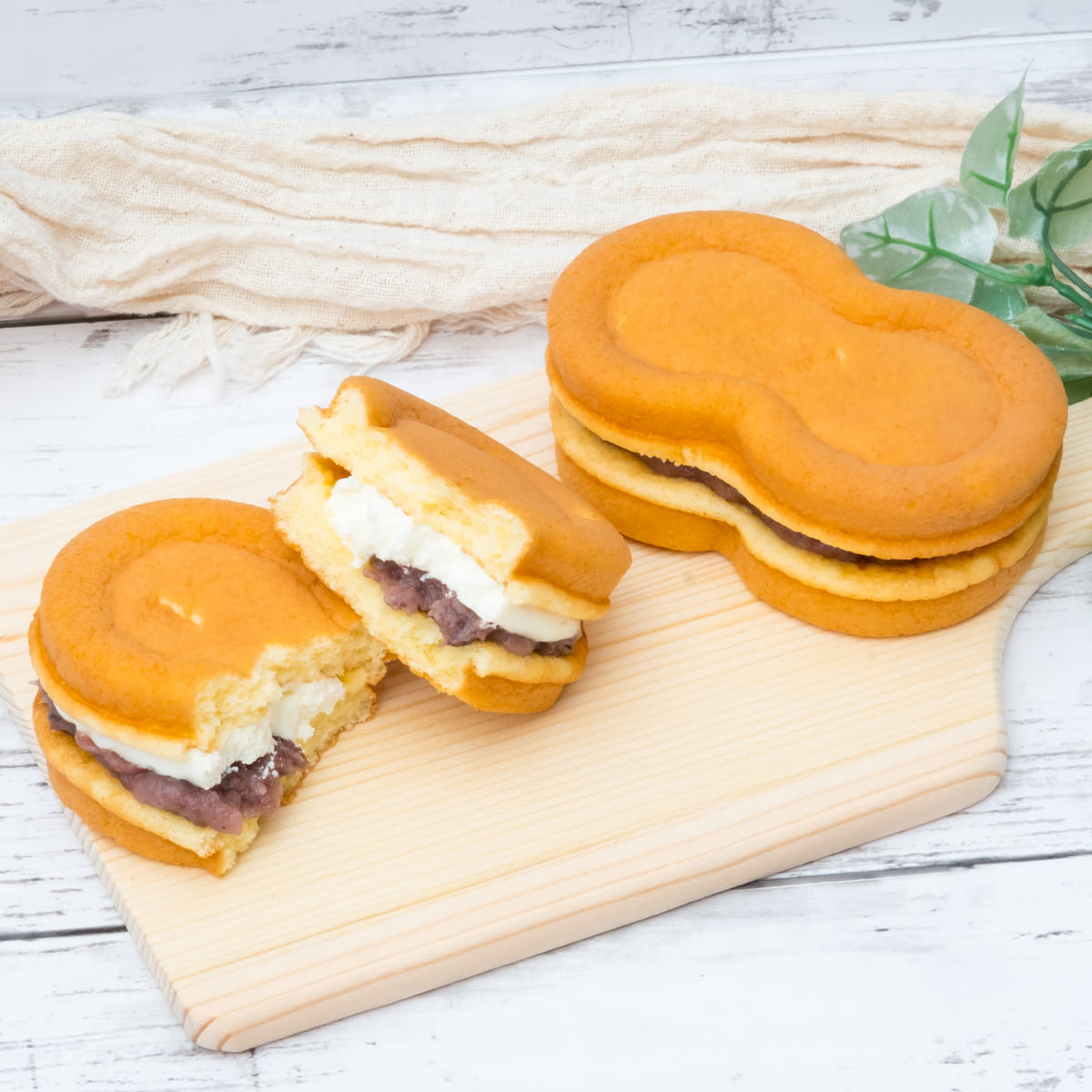 銀座コージーコーナー「スフレワッフル（つぶあん＆ホイップ）」