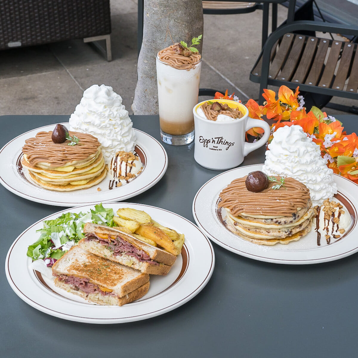 Eggs ’n Things「モンブランパンケーキ／モンブランラテ」