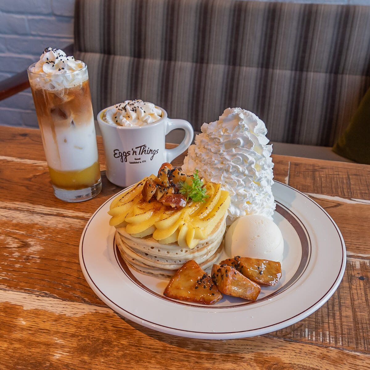 Eggs ’n Things「大学いも＆スイートポテトパンケーキ／モチコチキンバーガー（ハニーマスタード）」