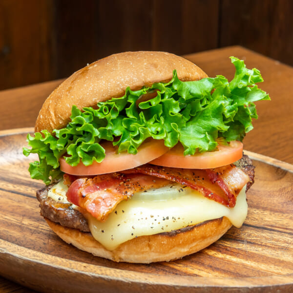 【実食レポ】燻製食材の香り際立つグルメ系ハンバーガー！クア・アイナ「スモークモントレージャックチーズベーコンバーガー」