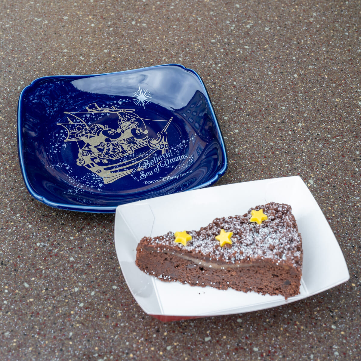 東京ディズニーシー「ビリーヴ！〜シー・オブ・ドリームス〜」キャラメル チョコケーキ、スーベニアプレート付き　撮影