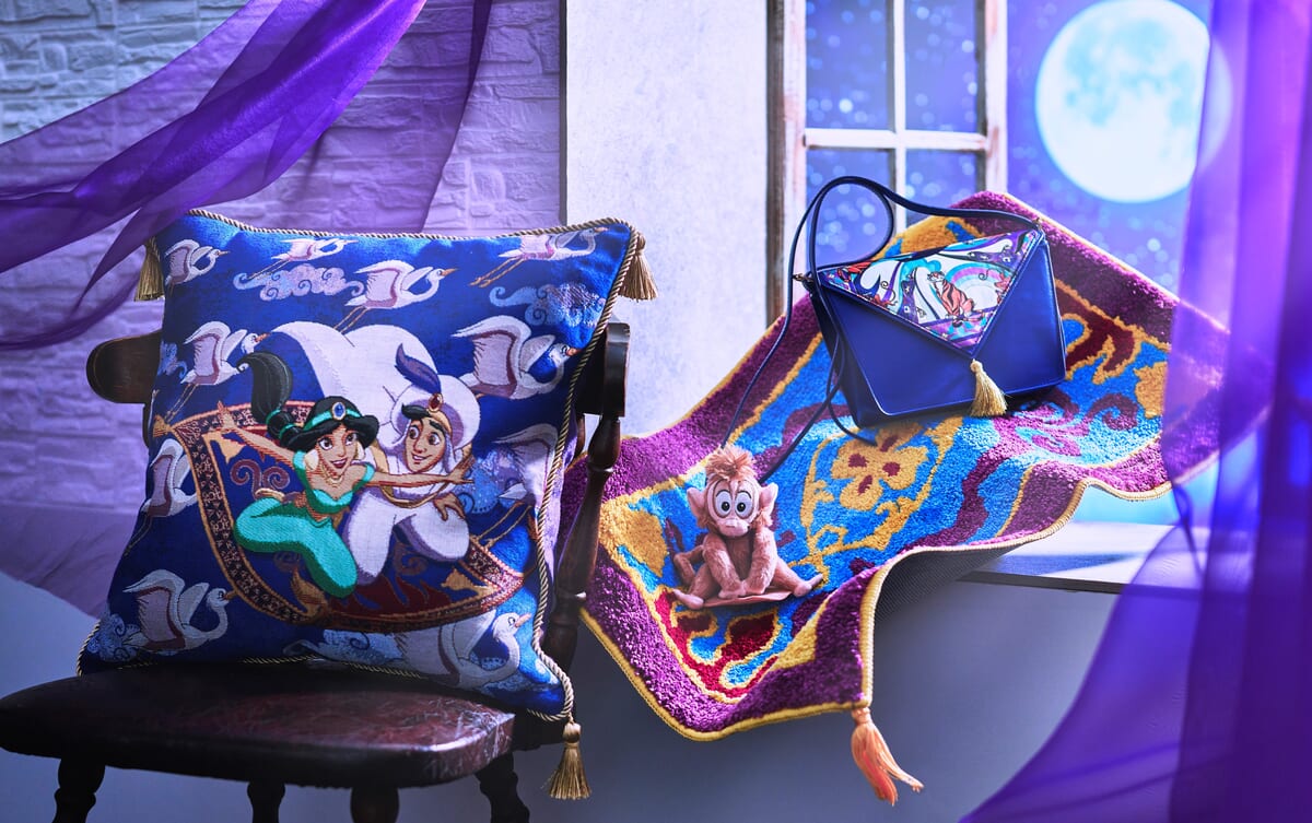 魔法のじゅうたんに乗って空を飛ぶ名シーンを描き起こし！ディズニーストア 映画『アラジン』公開30周年記念グッズ