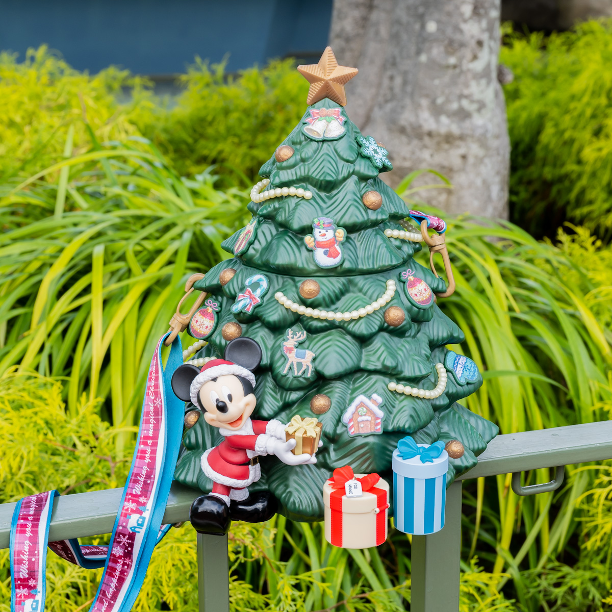 大きなクリスマスツリーモチーフ！東京ディズニーリゾート“ディズニー