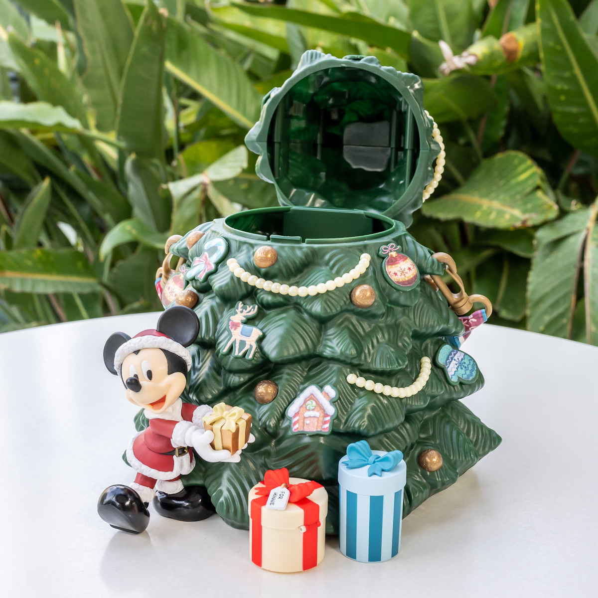 大きなクリスマスツリーモチーフ！東京ディズニーリゾート“ディズニー 