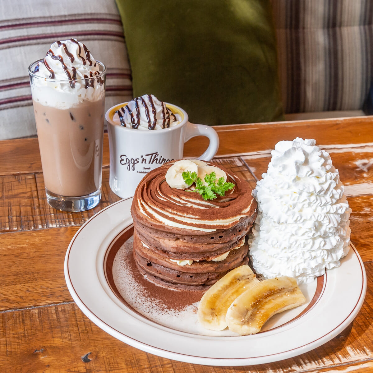 Eggs ’n Things「ティラミスバナナパンケーキ」「きのこクリーム ロコ・モコ」