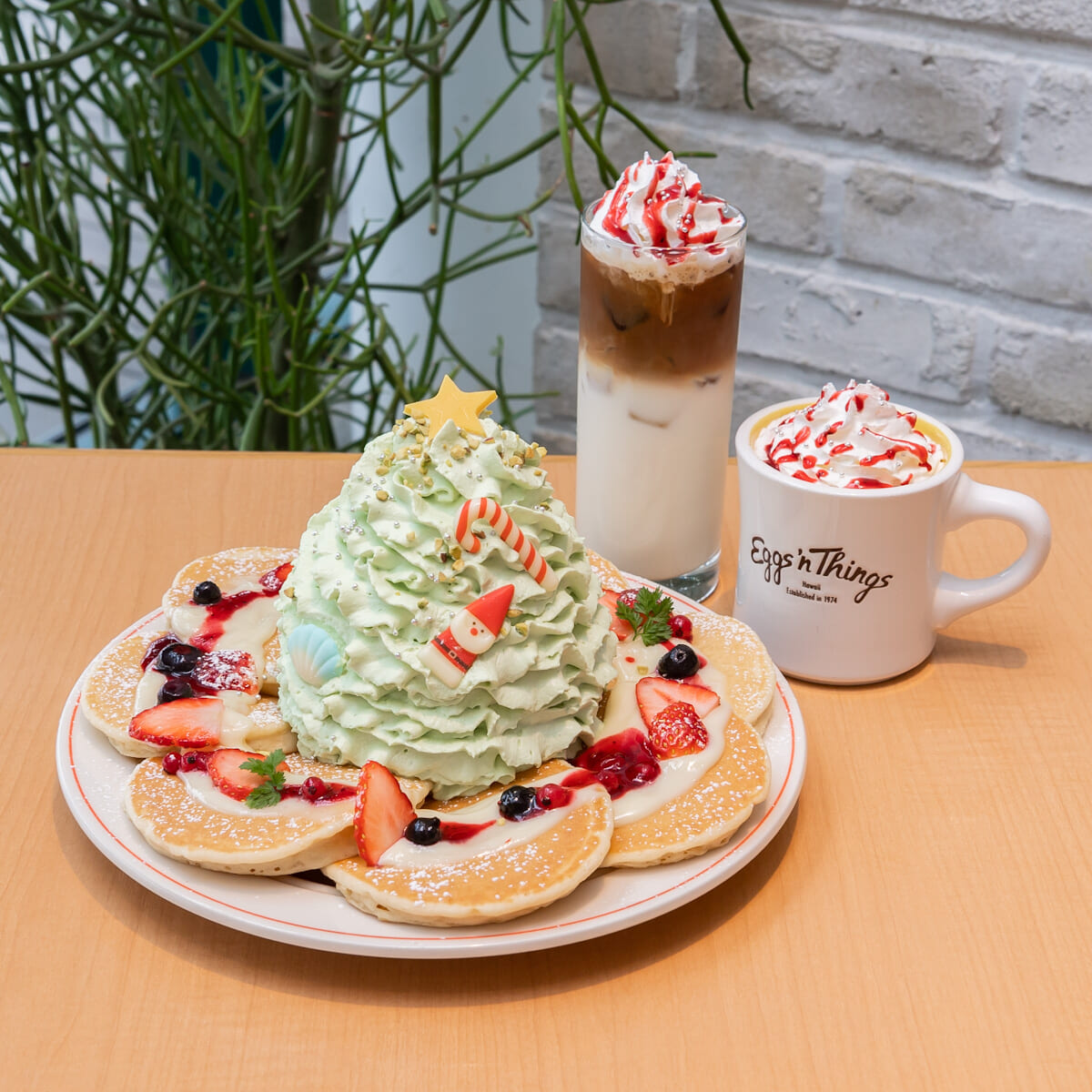 Eggs ’n Things「ホノルルクリスマスツリーパンケーキ」「イベリコベーコンのエグスンベネディクト」