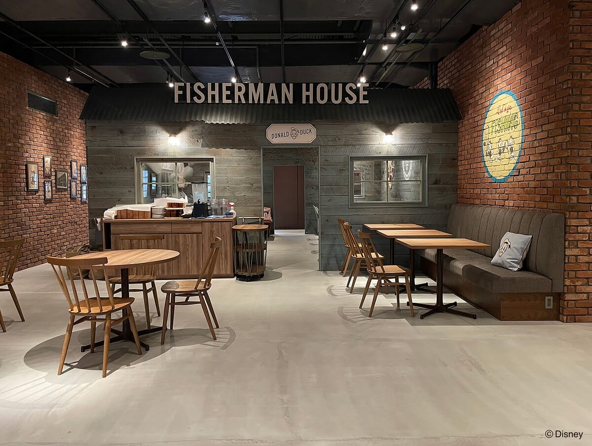 「Fisherman House」をテーマにした ドナルドダック デザインのカフェ店内ゾーン