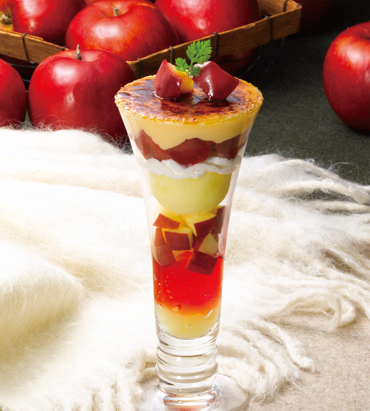 紅玉りんごと塩キャラメルアイスのブリュレパフェ