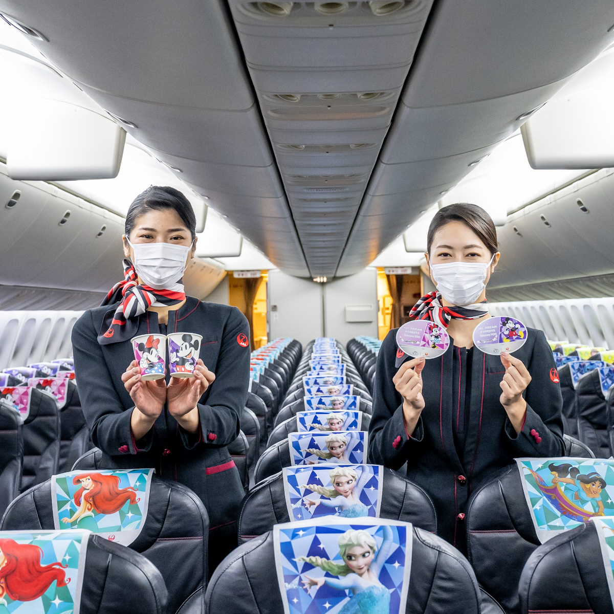 「JAL DREAM EXPRESS Disney100」特別塗装機　キャビンアテンダント