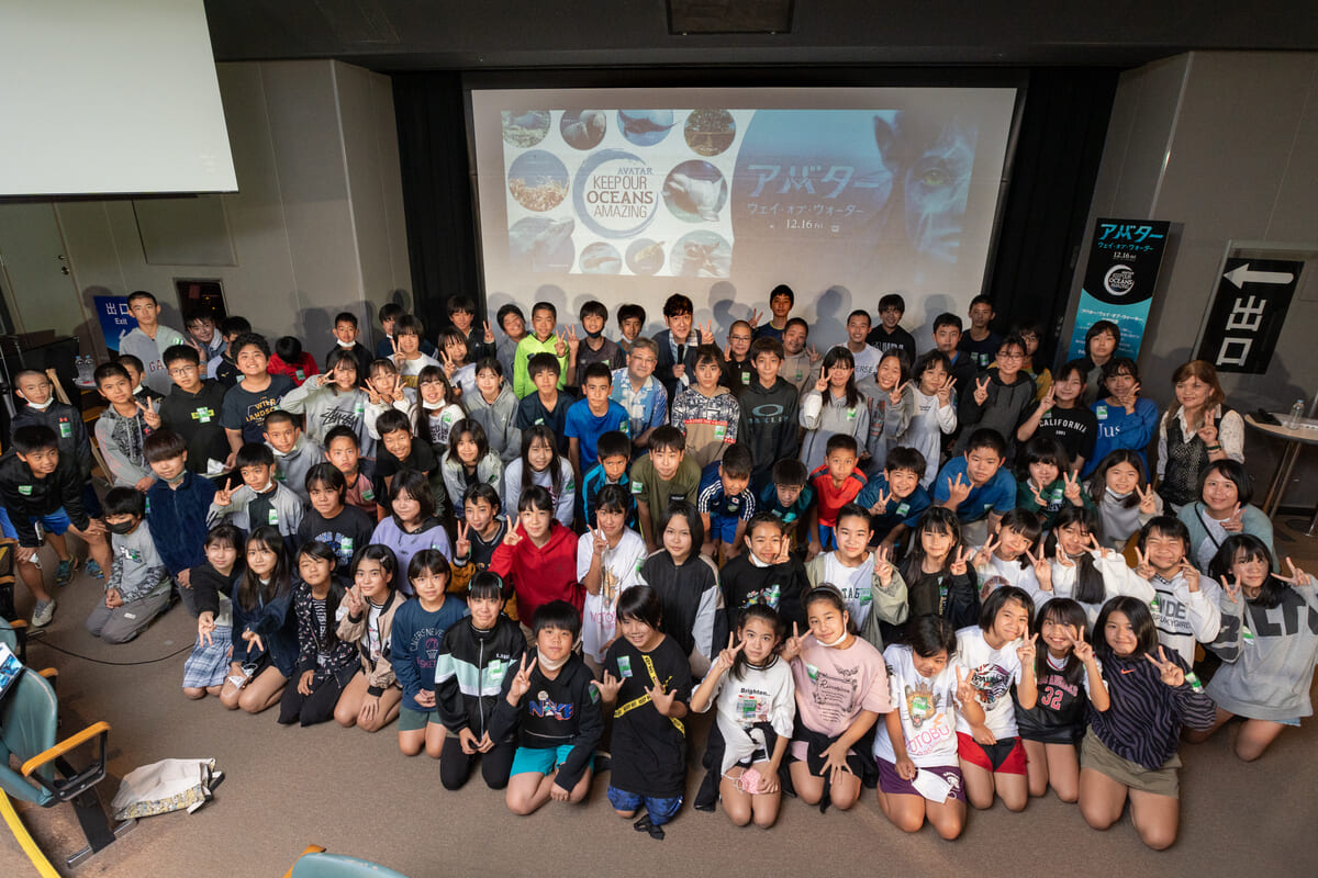 ココリコ・田中さんが沖縄の小学生に海洋生物を紹介！映画『アバター：ウェイ・オブ・ウォーター』
