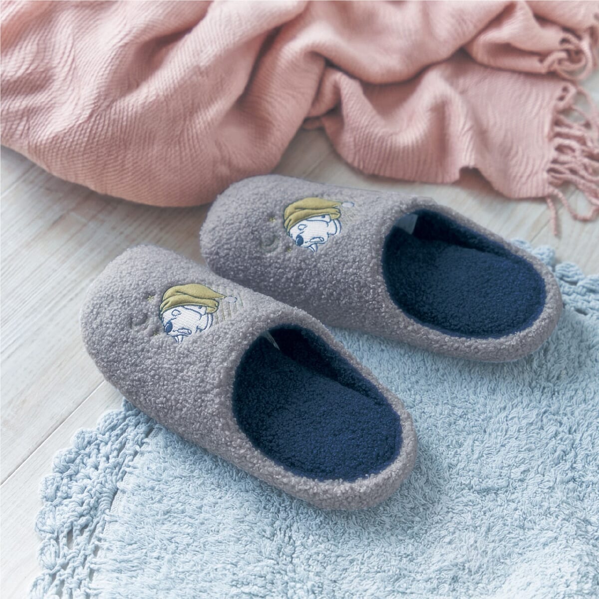 ふわふわ素材の刺繍スリッパ