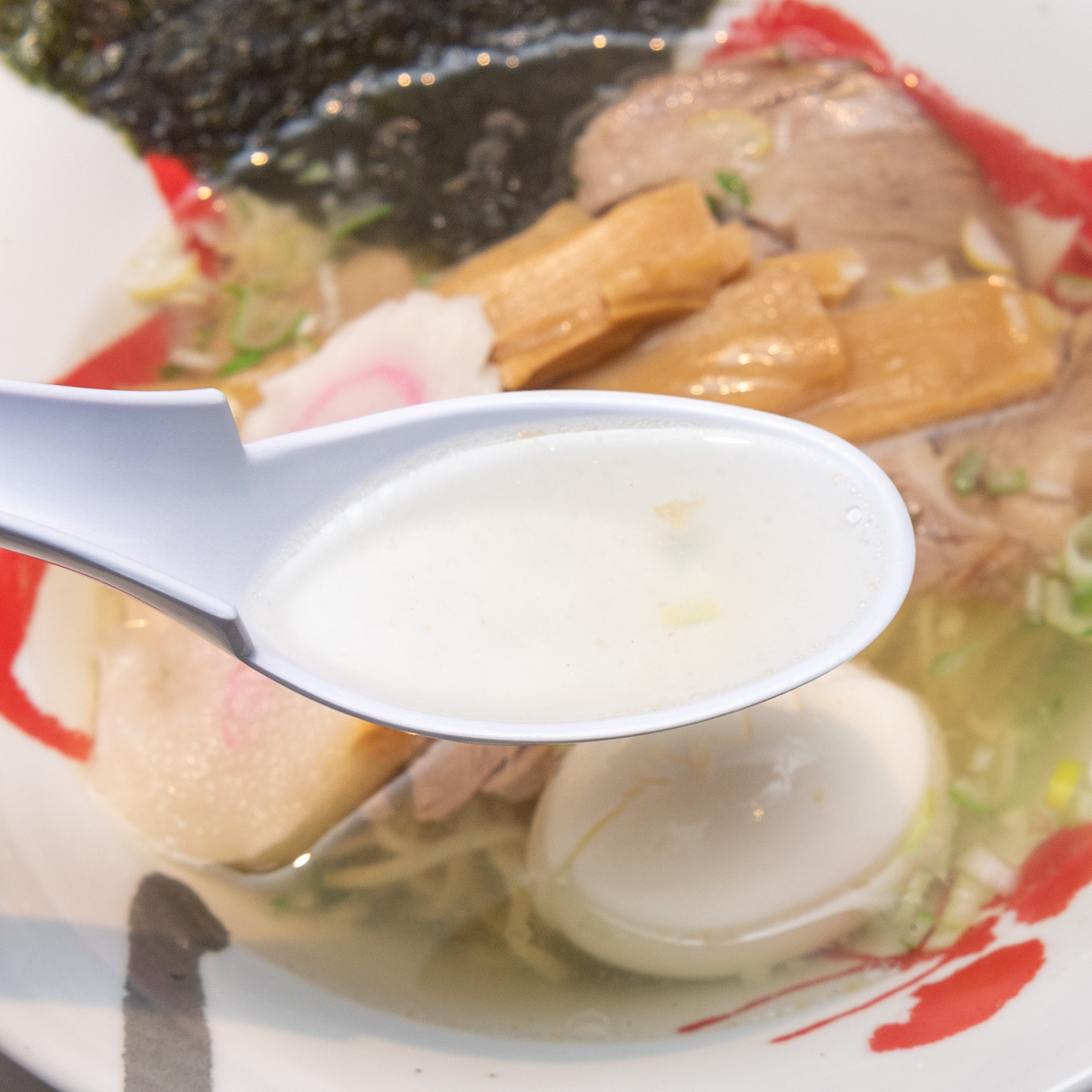 『函館麺厨房あじさい』あっさり特製塩ラーメン　撮影　スープ