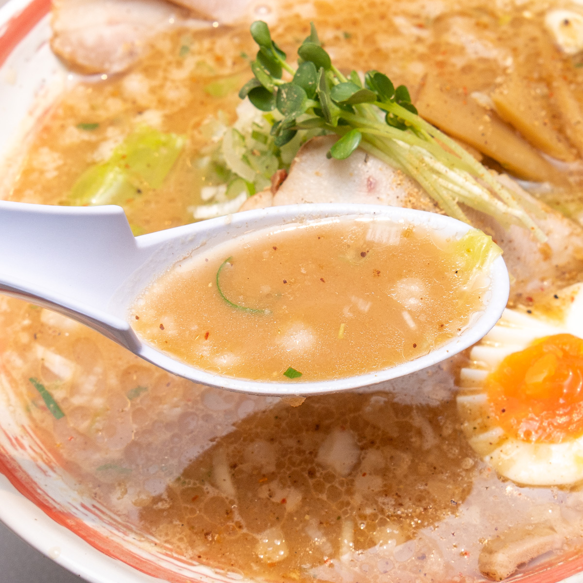 東京駅限定「ぶり節みその燻製チャーシュー麺」撮影スープ