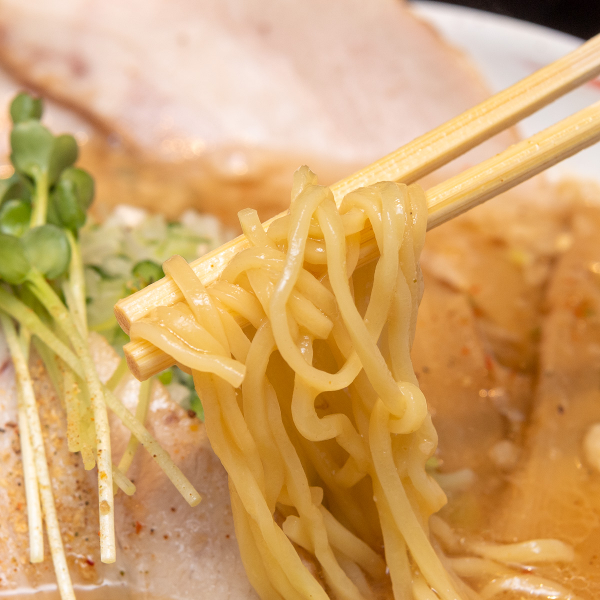 東京駅限定「ぶり節みその燻製チャーシュー麺」撮影　麺