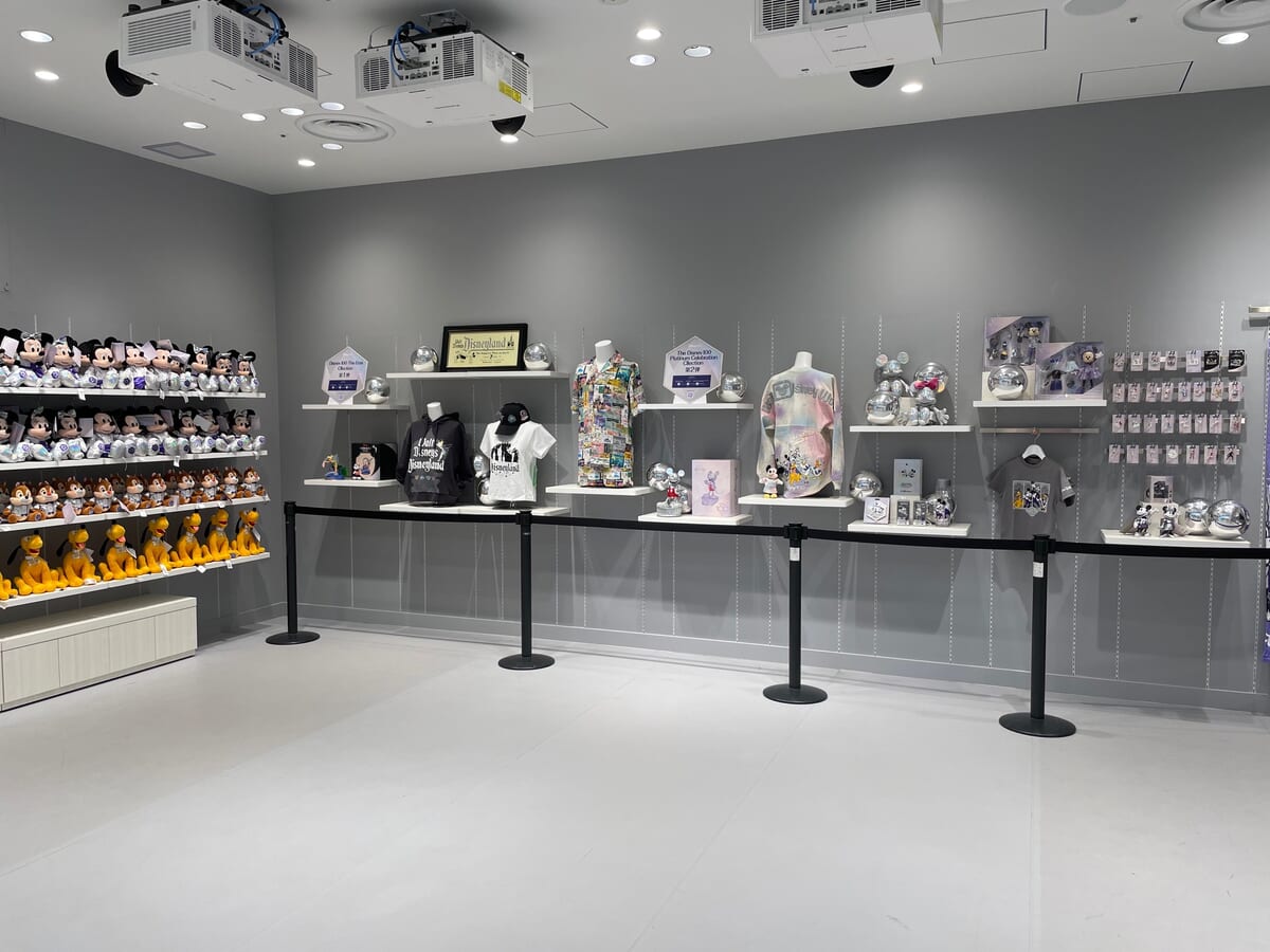 ディズニーフラッグシップ東京「Disney創立100周年コレクション」店内装飾3