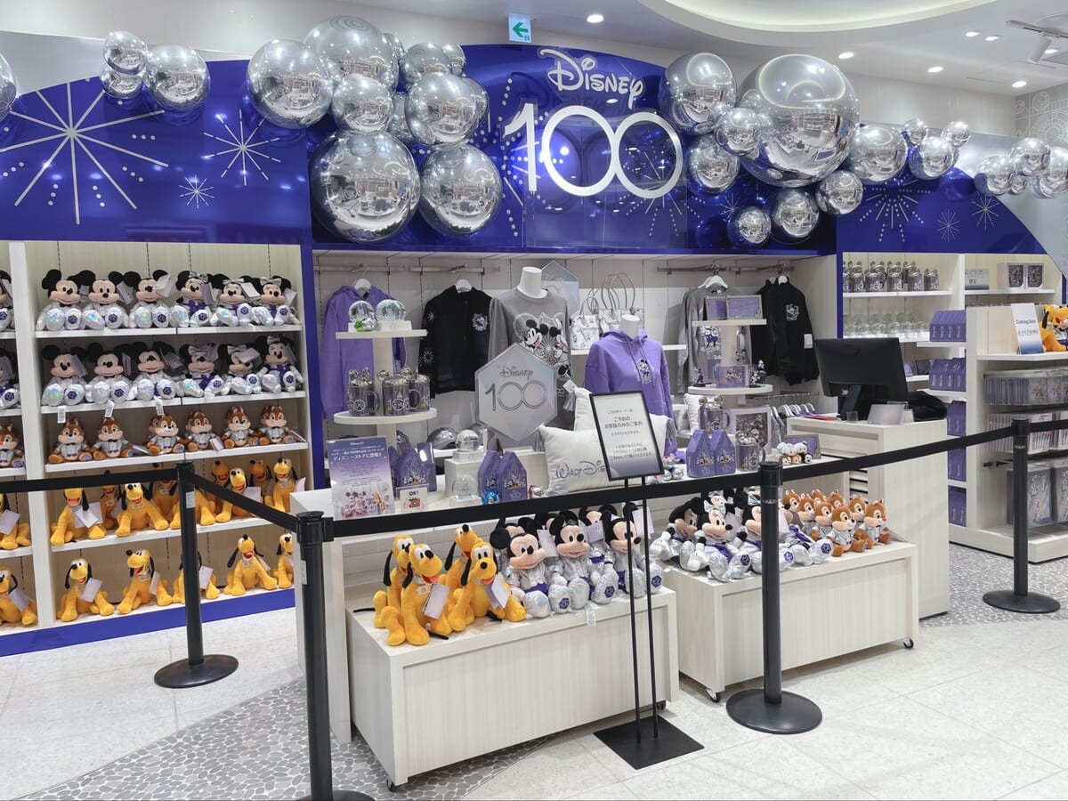 ディズニーフラッグシップ東京「Disney創立100周年コレクション」店内装飾4