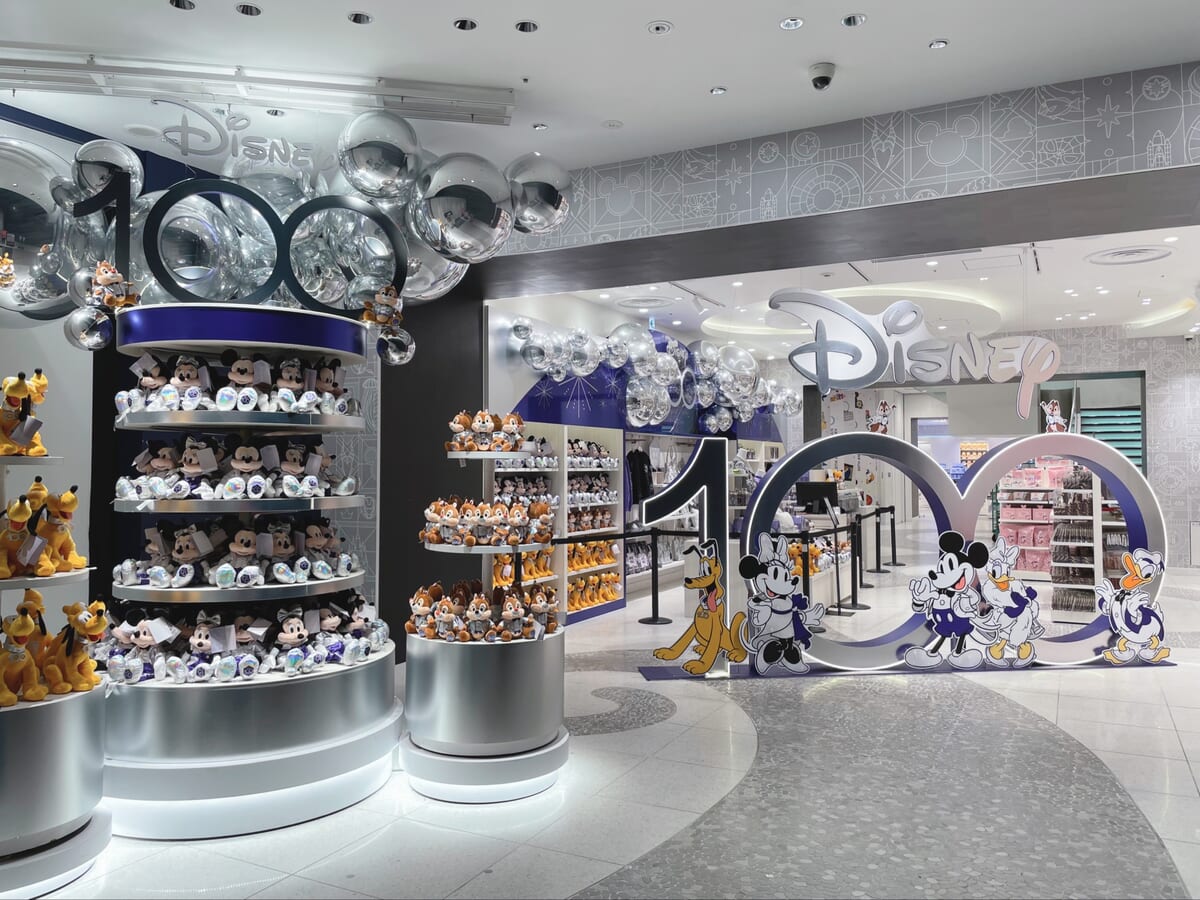 ディズニーフラッグシップ東京「Disney創立100周年コレクション」店内装飾5